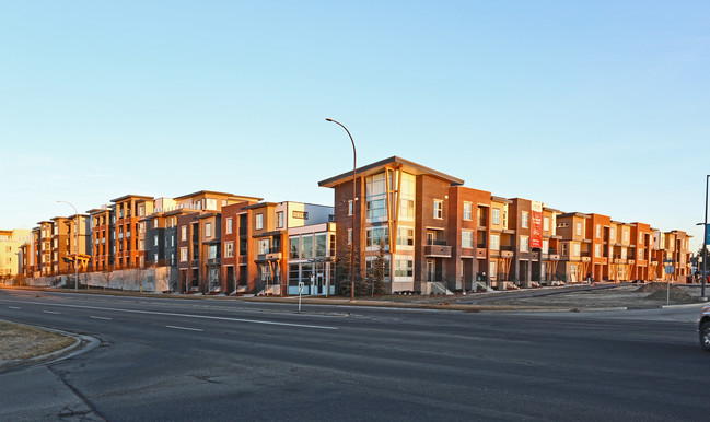 95 Burma Star Rd SW in Calgary, AB - Building Photo - Building Photo