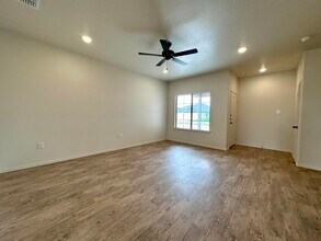 7027 40th St in Lubbock, TX - Foto de edificio - Building Photo