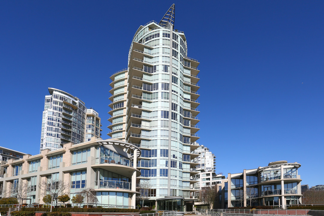 The Concord in Vancouver, BC - Building Photo