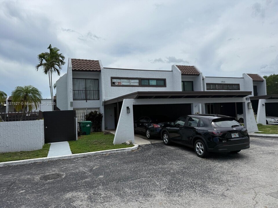 6512 Kendale Lakes Dr in Miami, FL - Building Photo