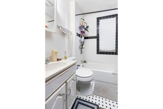 34 Belknap St, Unit 2 in Somerville, MA - Building Photo - Building Photo