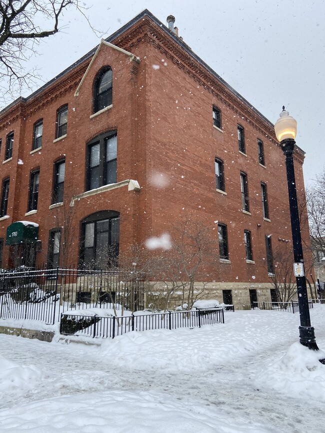 1760 N Wells St, Unit 2F in Chicago, IL - Foto de edificio - Building Photo
