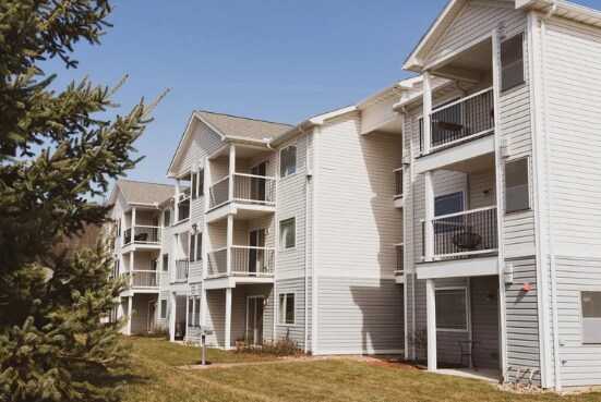 Fairways of Jackson in Canton, OH - Building Photo - Building Photo