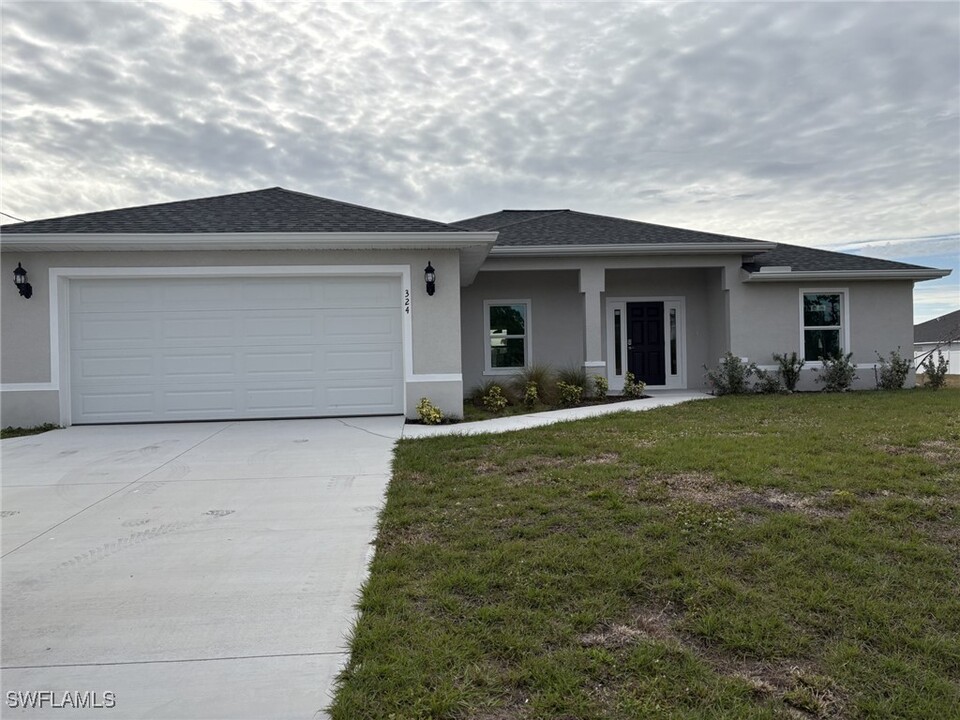 324 Wilmington Pkwy in Cape Coral, FL - Building Photo