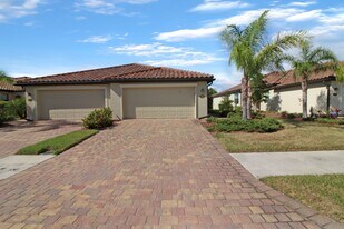 12421 Amica Loop in Venice, FL - Building Photo