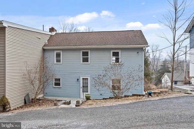 property at 7 Helluva Hill Ln