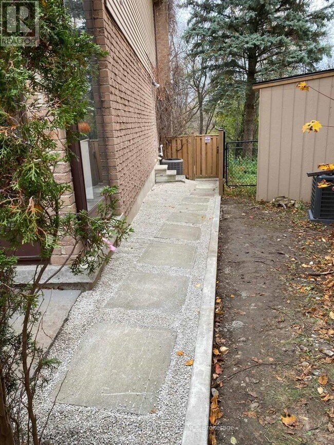 120 Greenbelt Crescent in Richmond Hill, ON - Building Photo - Building Photo