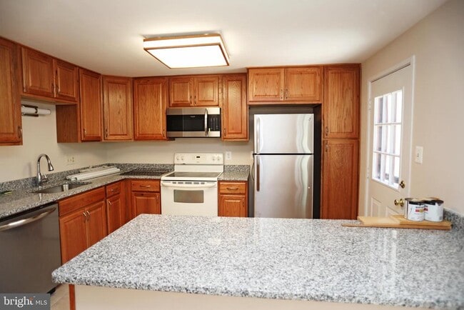 329 Gundry Dr in Falls Church, VA - Building Photo - Building Photo