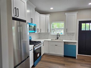 7830 Woodlyn Rd in Houston, TX - Building Photo - Building Photo