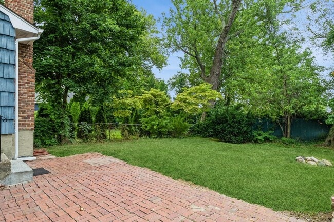 22 Central St in Huntington, NY - Building Photo - Building Photo