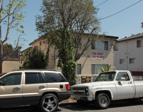 530 Venice Way in Inglewood, CA - Building Photo - Building Photo