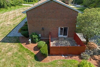 24 Oakridge Dr in Londonderry, NH - Building Photo - Building Photo
