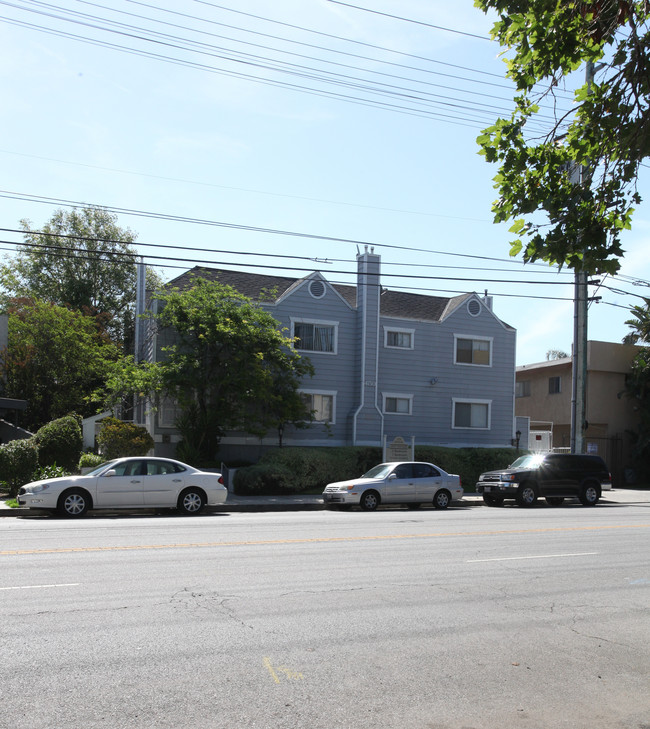 4750 Kester Ave in Sherman Oaks, CA - Foto de edificio - Building Photo