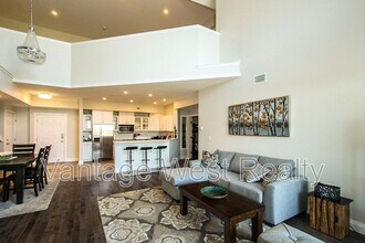 1088-1088 Sunset Dr in Kelowna, BC - Building Photo - Building Photo