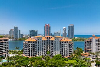 Palazzo Del Sol/Della Luna in Miami Beach, FL - Building Photo - Building Photo