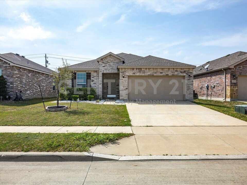 8213 Wildwest Dr in Fort Worth, TX - Building Photo