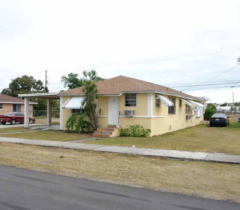 905-913 NE 5th Ave in Homestead, FL - Building Photo