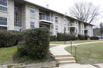 Lee Square Apartments in Falls Church, VA - Building Photo - Building Photo