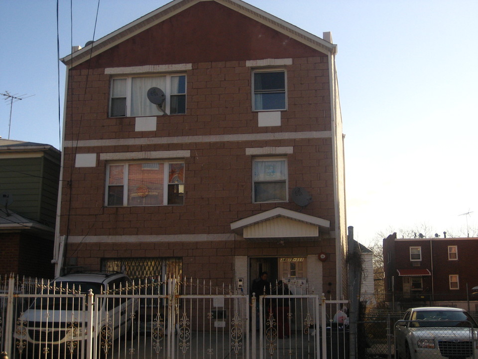 34-77 111th St in Flushing, NY - Building Photo