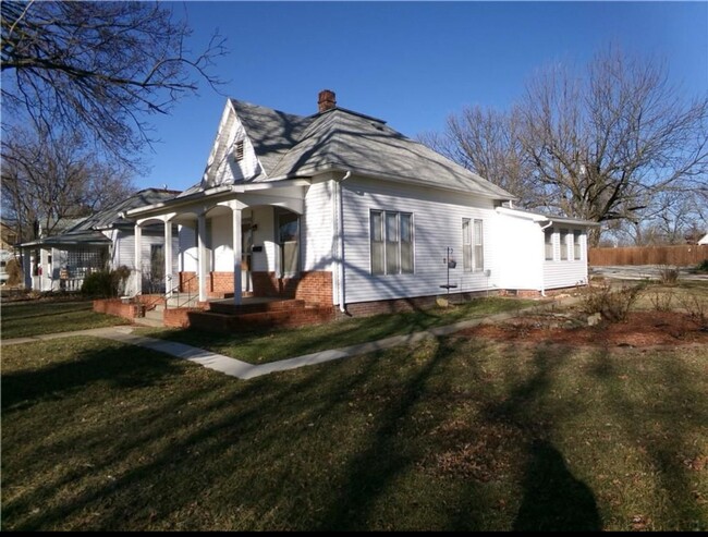 211 S Elm St in Iola, KS - Building Photo - Building Photo