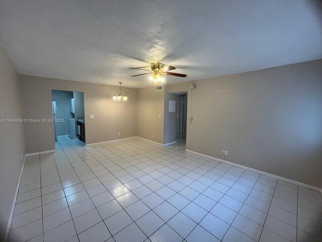 10172 Twin Lakes Dr in Coral Springs, FL - Building Photo - Building Photo