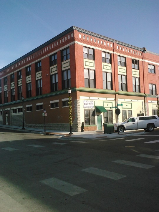 Opera House Lofts in Warrensburg, MO - Foto de edificio