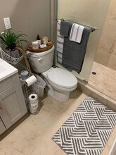 19725 Hiawatha St in Chatsworth, CA - Foto de edificio - Building Photo