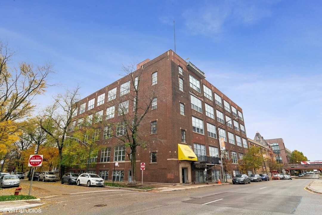 1733 W Irving Park Rd in Chicago, IL - Building Photo