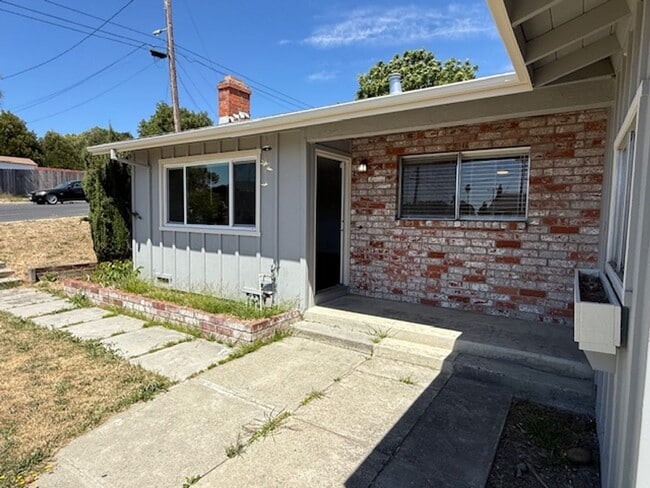 201 Alfred Dr in Pinole, CA - Building Photo - Building Photo