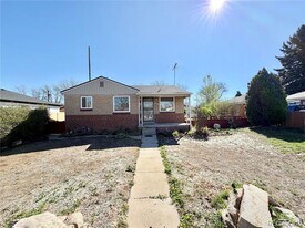 1320 Holly St in Denver, CO - Building Photo