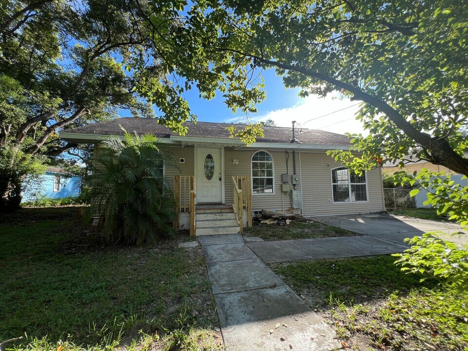 5740 9th St in Zephyrhills, FL - Building Photo
