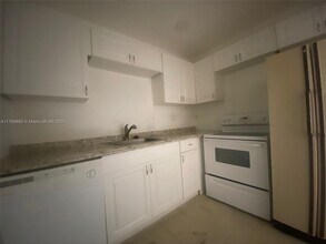 1465 NE 123rd St in Miami, FL - Building Photo - Building Photo