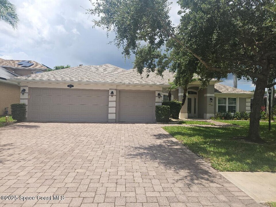 2074 Botanica Cir in West Melbourne, FL - Building Photo