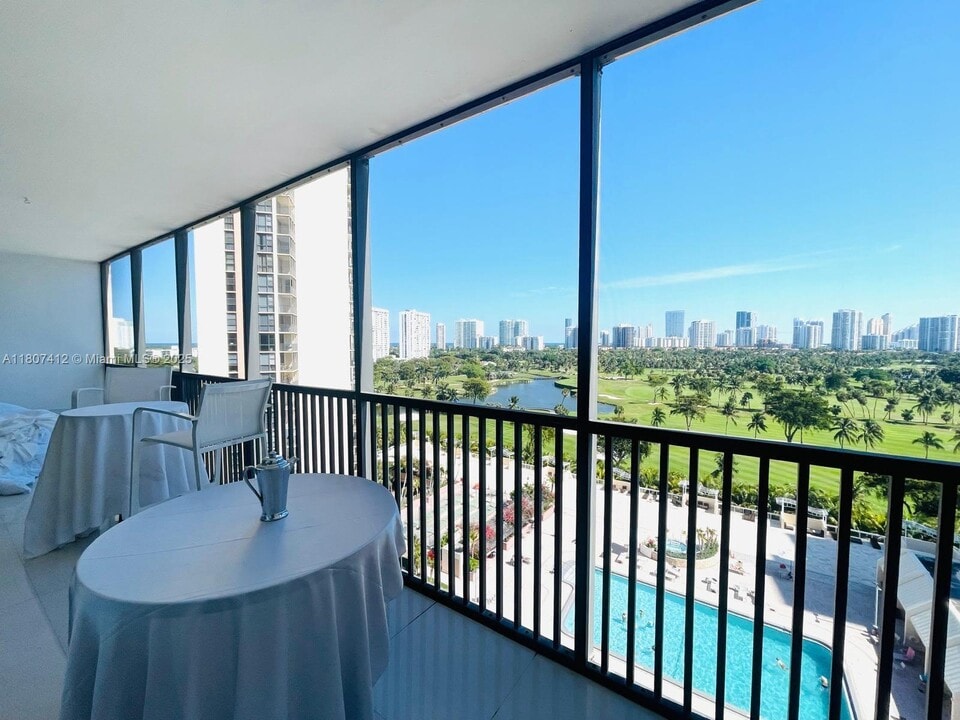20301 W Country Club Dr in Aventura, FL - Foto de edificio