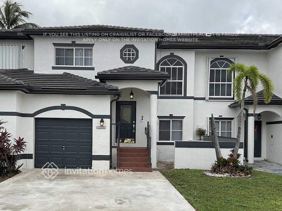 12928 SW 50th St in Miramar, FL - Foto de edificio
