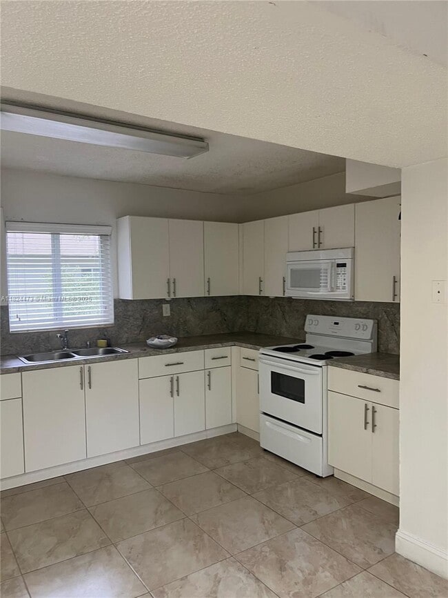 1650 W 44th Pl in Hialeah, FL - Building Photo - Building Photo