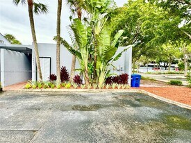16401 Bridge End Rd in Hialeah, FL - Building Photo