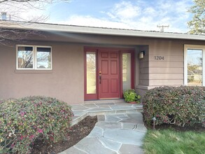 1204 Lisa Ln in Los Altos, CA - Building Photo - Building Photo