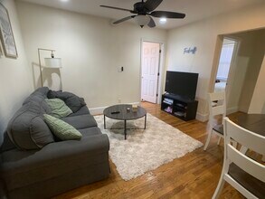 66 Egmont St, Unit 66-2 in Brookline, MA - Foto de edificio - Building Photo