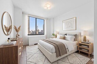 245 E 44th St, Unit 19A in New York, NY - Foto de edificio - Building Photo