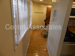 929 Spruce St-Unit -b in Philadelphia, PA - Building Photo - Building Photo