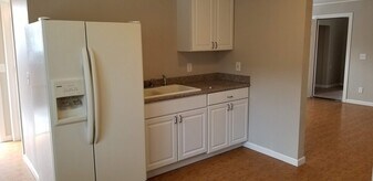 232 4th Avenue Northwest, Unit 2 in Puyallup, WA - Building Photo