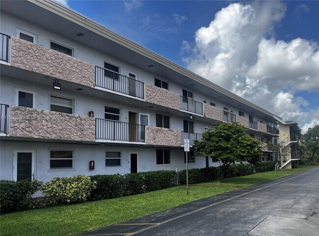 5985 Del Lago Cir in Sunrise, FL - Building Photo - Building Photo