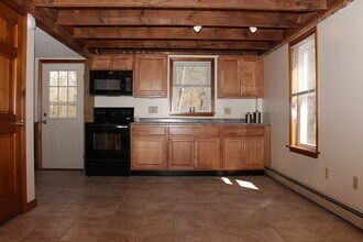 12 Willey St, Unit 10 in Rollinsford, NH - Foto de edificio - Building Photo