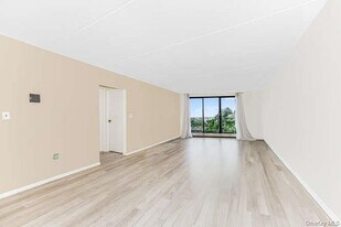 1155 Warburton Ave, Unit 2V in Yonkers, NY - Building Photo