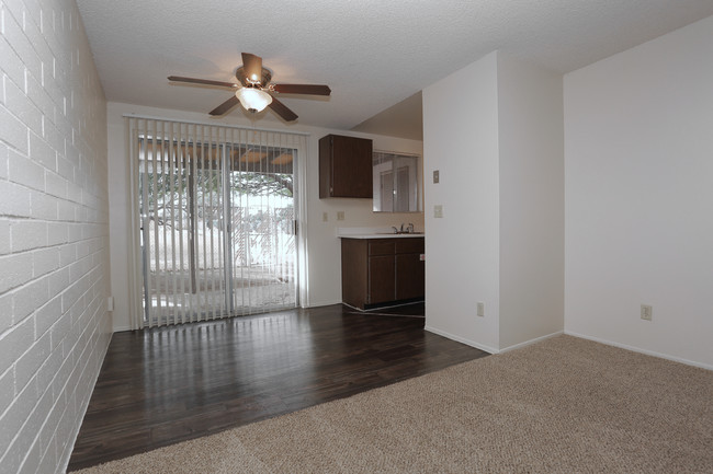 Ridgewood Garden Apartments in Tucson, AZ - Building Photo - Interior Photo