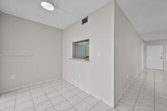 9440 W Flagler St in Miami, FL - Building Photo - Building Photo