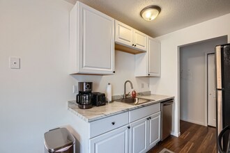 806 Old Settlers Trail in Hopkins, MN - Building Photo - Building Photo