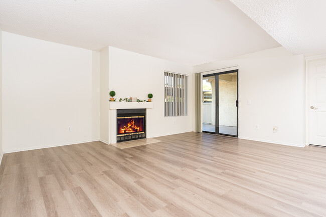 Woodbend Apartments in Rancho Cucamonga, CA - Building Photo - Building Photo