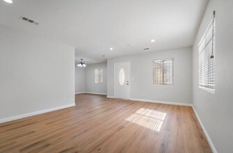 10306 S Main St, Unit Front in Los Angeles, CA - Foto de edificio - Building Photo